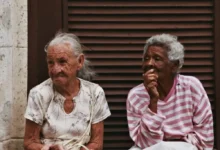 Ilustración de alerta sobre el fraude "Pensionazo" contra adultos mayores