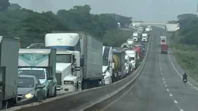 Fila de tráileres y vehículos detenidos en la autopista Poza Rica-Cardel por el cierre total de circulación