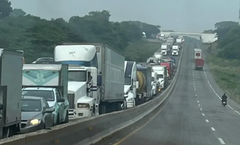 Fila de tráileres y vehículos detenidos en la autopista Poza Rica-Cardel por el cierre total de circulación