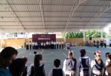 Alumnas y alumnos de la primaria Club de Leones N.º 2 durante el acto cívico en el patio escolar.