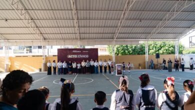 Alumnas y alumnos de la primaria Club de Leones N.º 2 durante el acto cívico en el patio escolar.