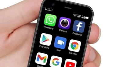 Mano sosteniendo un teléfono celular; vence el plazo para vincular las líneas terminadas en 3