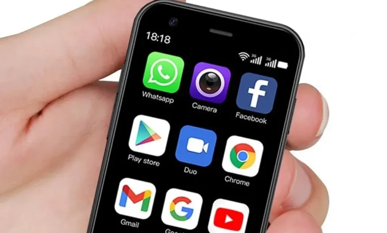 Mano sosteniendo un teléfono celular; vence el plazo para vincular las líneas terminadas en 3