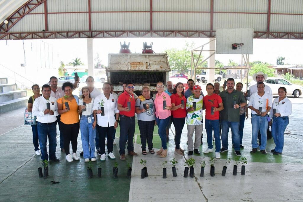 Entrega de plantas forestales nativas del programa de reforestación en Tamiahua