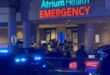 Entrada de emergencias de un hospital en Macon, Georgia, con patrullas durante la noche del tiroteo
