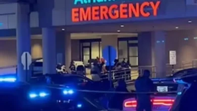 Entrada de emergencias de un hospital en Macon, Georgia, con patrullas durante la noche del tiroteo