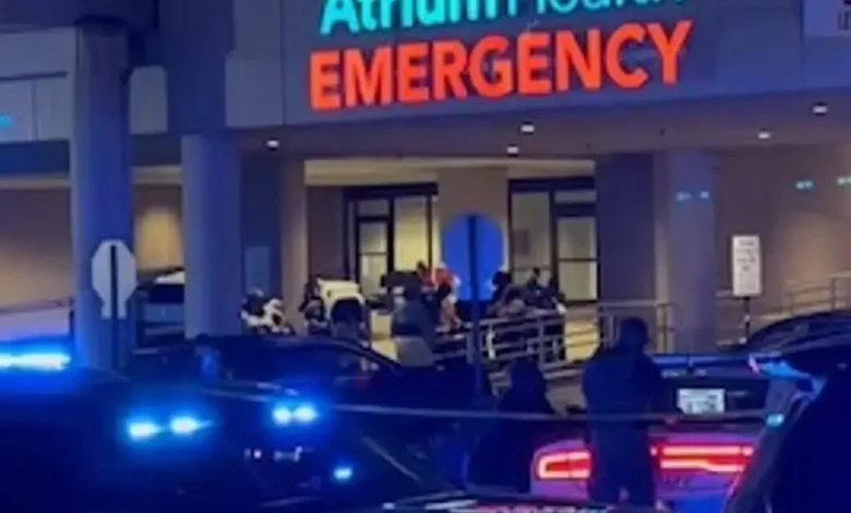 Entrada de emergencias de un hospital en Macon, Georgia, con patrullas durante la noche del tiroteo