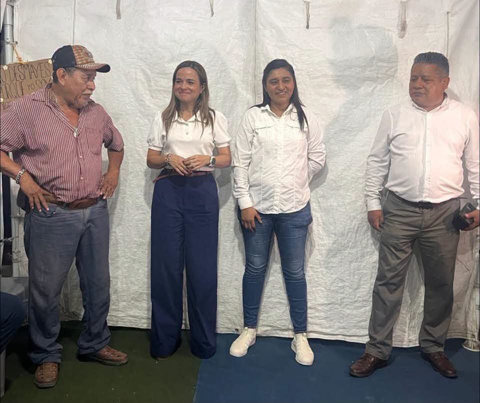 Foto grupal bajo la carpa