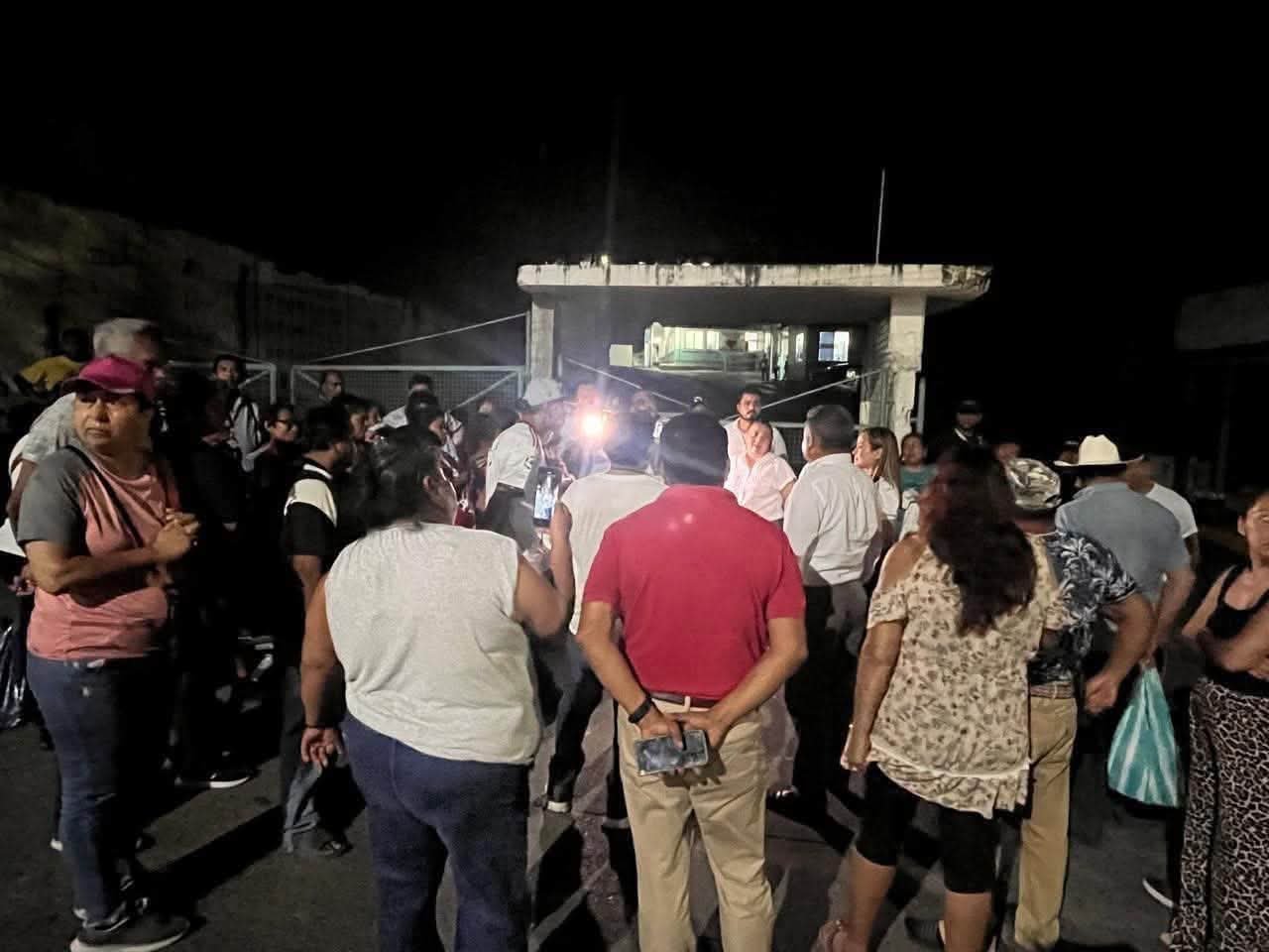 Multitud afuera del hospital de noche