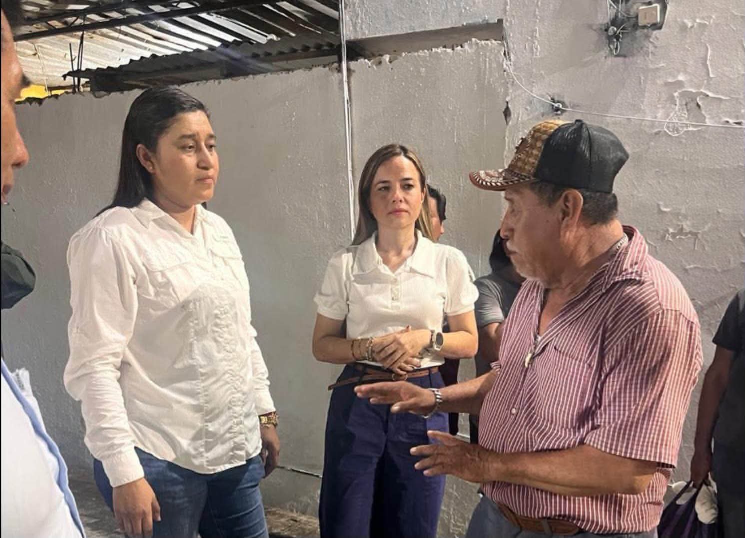La síndica conversando con un vecino