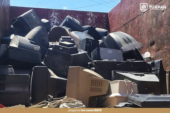 Camión cargado con televisores y aparatos electrónicos recolectados en la campaña Reciclatrón de Tuxpan