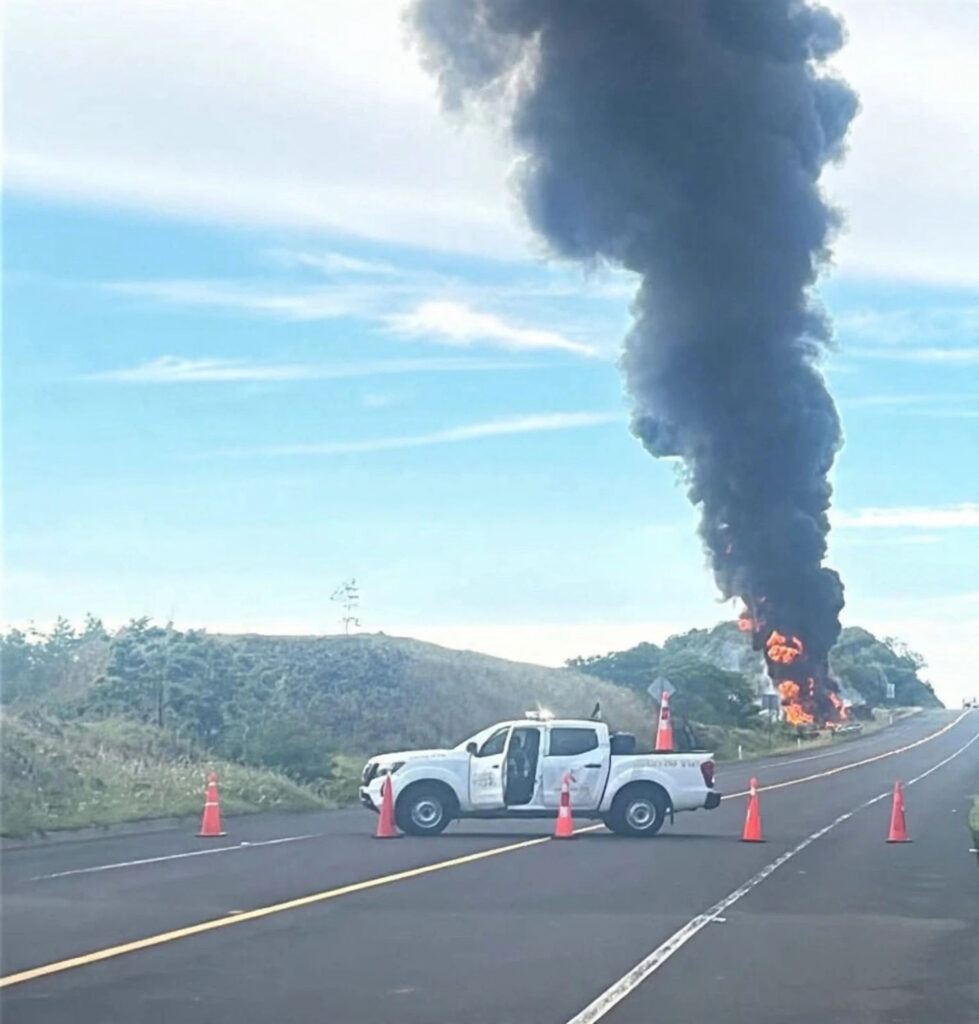 Pipa volcada envuelta en llamas sobre la autopista Cardel–Poza Rica, a la altura del Rancho San Cayetano, Vega de Alatorre