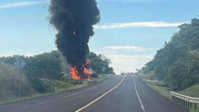 Pipa volcada envuelta en llamas sobre la autopista Cardel–Poza Rica, a la altura del Rancho San Cayetano, Vega de Alatorre