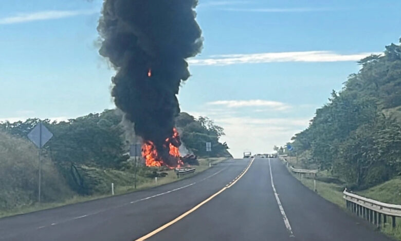 Pipa volcada envuelta en llamas sobre la autopista Cardel–Poza Rica, a la altura del Rancho San Cayetano, Vega de Alatorre