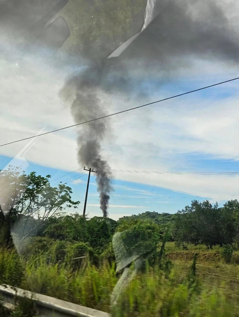 Pipa volcada envuelta en llamas sobre la autopista Cardel–Poza Rica, a la altura del Rancho San Cayetano, Vega de Alatorre