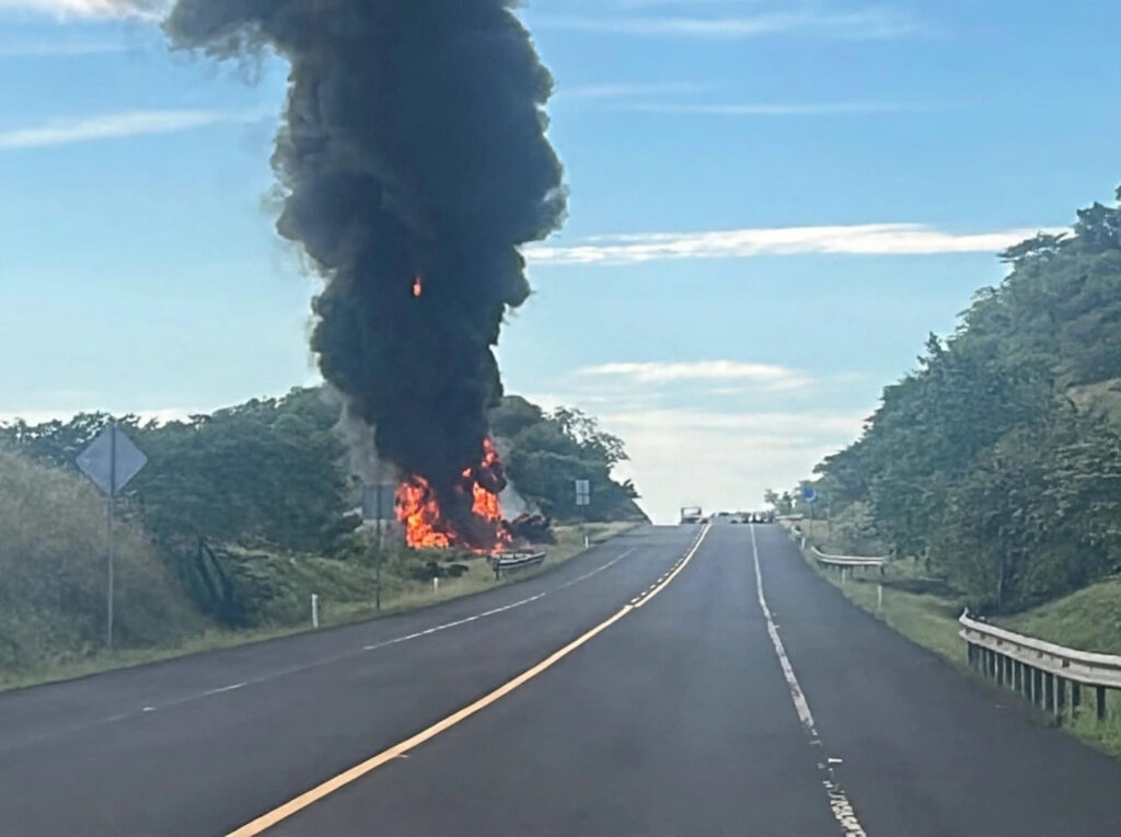 Pipa volcada envuelta en llamas sobre la autopista Cardel–Poza Rica, a la altura del Rancho San Cayetano, Vega de Alatorre