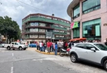 Calle Zamora cerrada en el centro de Xalapa durante la evacuación por el reporte de fuga de gas