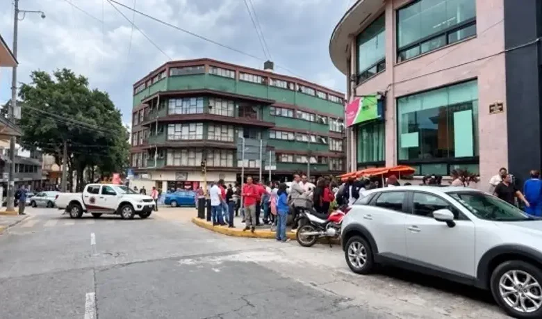 Calle Zamora cerrada en el centro de Xalapa durante la evacuación por el reporte de fuga de gas