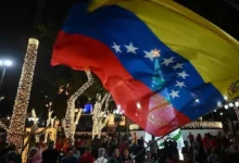 Bandera de Venezuela entre luces navideñas