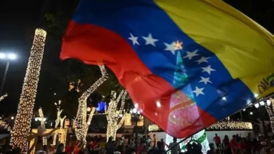 Bandera de Venezuela entre luces navideñas