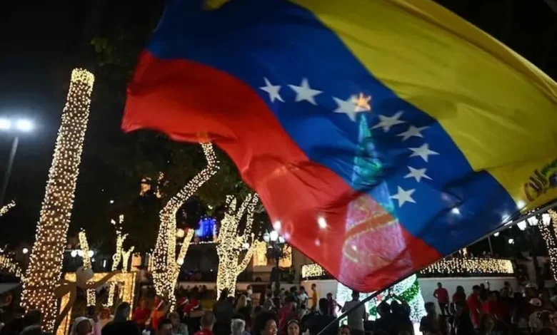 Bandera de Venezuela entre luces navideñas