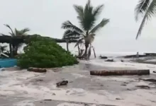 Oleaje alto en una playa del Pacífico mexicano por los efectos de la tormenta tropical Simón