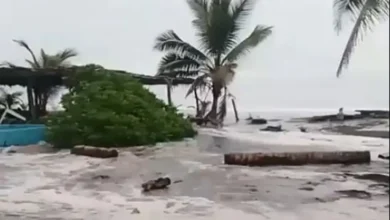 Oleaje alto en una playa del Pacífico mexicano por los efectos de la tormenta tropical Simón
