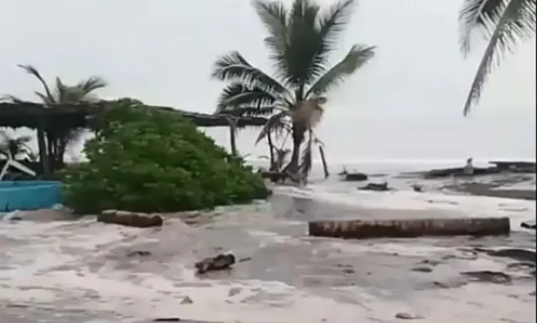 Oleaje alto en una playa del Pacífico mexicano por los efectos de la tormenta tropical Simón