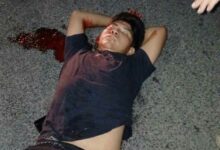 Persona lesionada tendida sobre el pavimento tras accidente en la Barranca, Vegas de Soledad, Álamo Temapache