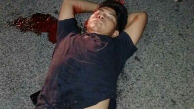 Persona lesionada tendida sobre el pavimento tras accidente en la Barranca, Vegas de Soledad, Álamo Temapache