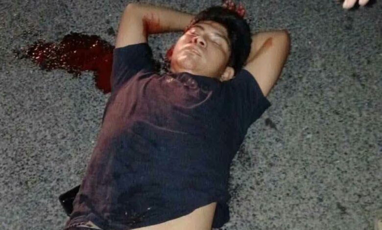 Persona lesionada tendida sobre el pavimento tras accidente en la Barranca, Vegas de Soledad, Álamo Temapache