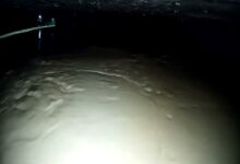 Arroyo Estero del Ídolo desbordado bajo un puente, madrugada del 17 de octubre
