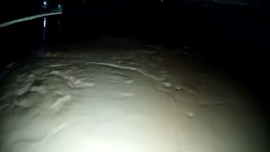Arroyo Estero del Ídolo desbordado bajo un puente, madrugada del 17 de octubre