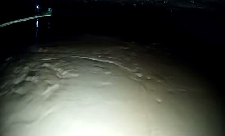 Arroyo Estero del Ídolo desbordado bajo un puente, madrugada del 17 de octubre