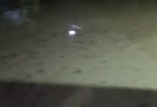 Agua dentro de un solar en La Providencia, Álamo, de noche