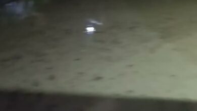 Agua dentro de un solar en La Providencia, Álamo, de noche