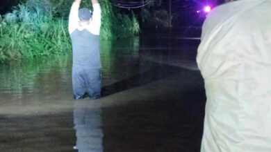 Vecino dentro del agua en el arroyo de Mequetla, Álamo, durante la crecida nocturna