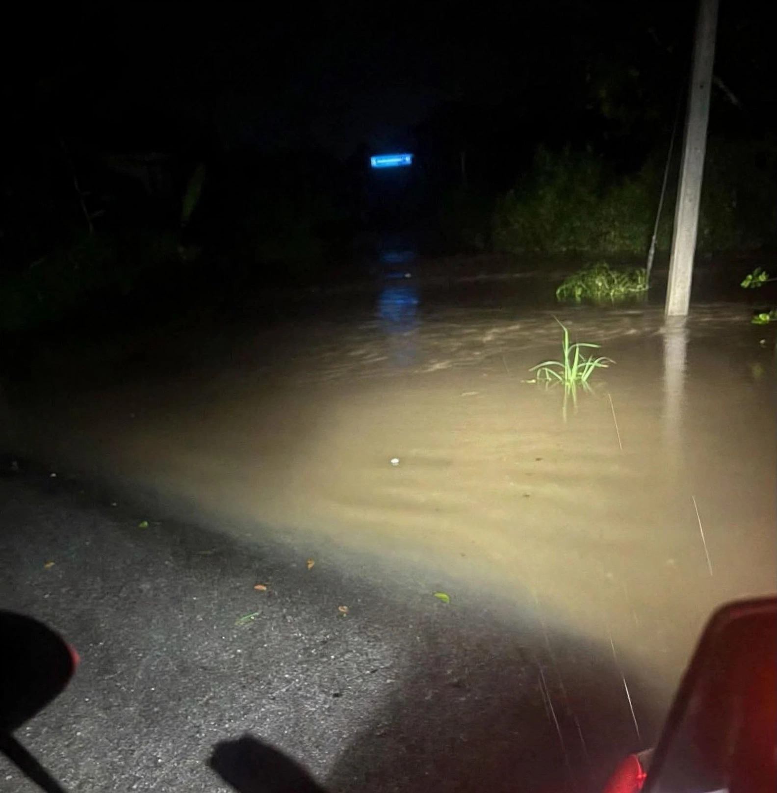 Camino inundado por la crecida del arroyo de Mequetla, Álamo, de noche