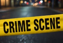 Cinta de acordonamiento policial en una calle de noche (imagen ilustrativa)