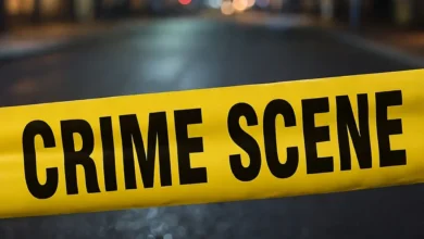 Cinta de acordonamiento policial en una calle de noche (imagen ilustrativa)
