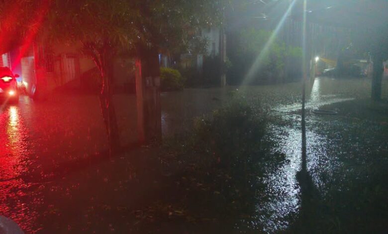 Calle inundada en Villas de San Clemente, Álamo Temapache, durante la lluvia de la madrugada del 1 de octubre de 2026