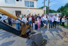 Banderazo de inicio de la construcción de guarniciones y banquetas en la calle Demetrio Manzano, colonia Arboleda, Tuxpan