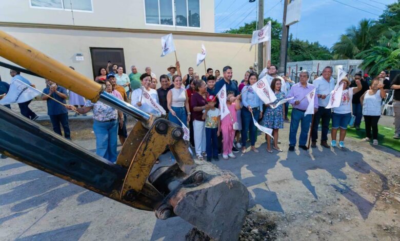 Banderazo de inicio de la construcción de guarniciones y banquetas en la calle Demetrio Manzano, colonia Arboleda, Tuxpan