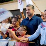 El alcalde Daniel Cortina Martínez con vecinos de la colonia Arboleda durante el arranque de la obra