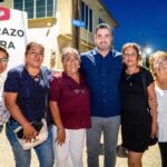 El alcalde Daniel Cortina Martínez con vecinas de la colonia Arboleda junto al letrero de banderazo de obra