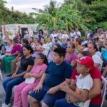 Vecinos de la colonia Arboleda reunidos durante el arranque de la construcción de guarniciones y banquetas