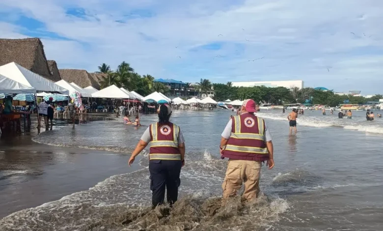 Vigilancia de Protección Civil en playa por bandera roja