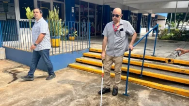 Usuario de LuzIA camina con bastón blanco en instalaciones del ITVer