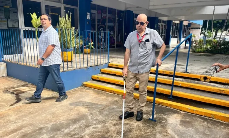 Usuario de LuzIA camina con bastón blanco en instalaciones del ITVer