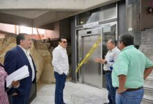 El diputado Esteban Bautista Hernández supervisa el elevador de uso preferente del Palacio Legislativo